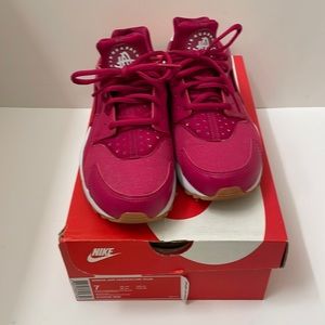 Fuchsia/white Nike Huarache Size 7